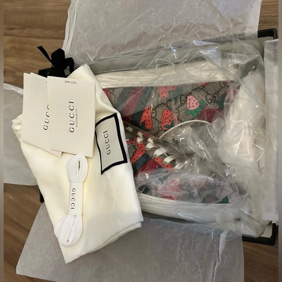 Gucci New Ace sneaker strawberry print - Picture 5 of 9